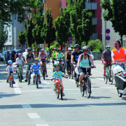 Große und Kleine auf dem Fahrrad bei der Kidical Mass