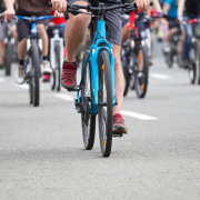 Menschen auf dem Fahrrad bei einer Demonstration