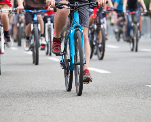 Menschen auf dem Fahrrad bei einer Demonstration