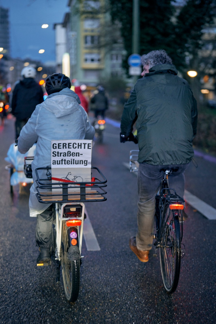 Klare Plakatbotschaft bei der Critical Mass am 31.03.2023: Wir fordern eine gerechte Straßenaufteilung!