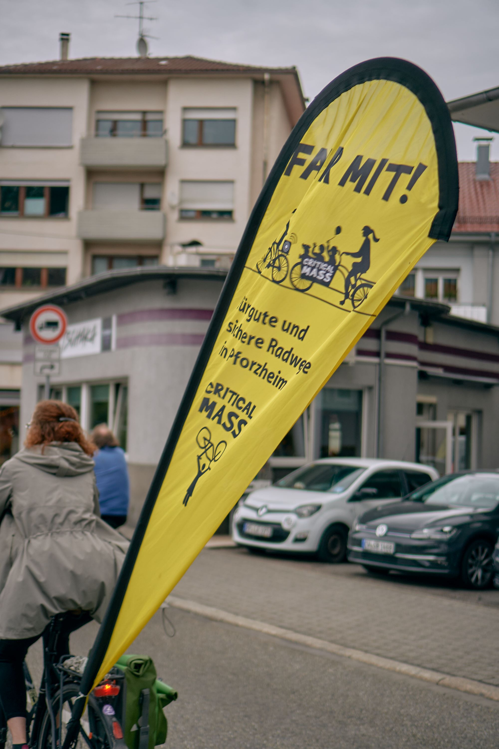 Beachflag im Demoeinsatz: Fahr mit für gute und sichere Radwege in Pforzheim!