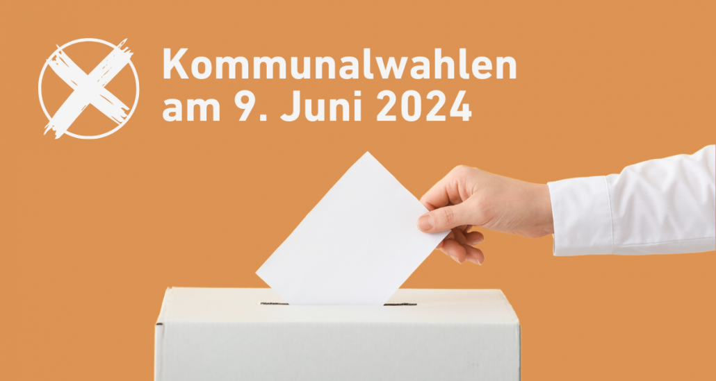 Person wirft Wahlschein in Wahlurne mit Titel „Kommunalwahlen 2024“
