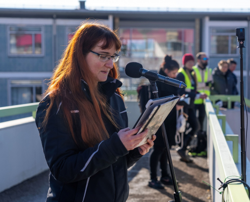 Nora Bendig spricht bei der Gedenkversammlung für Andreas Mandalka alias Natenom am 02.02.2025 in Pforzheim