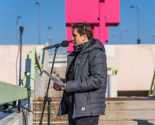Ulrike Medger spricht bei der Gedenkversammlung für Andreas Mandalka alias Natenom am 02.02.2025 in Pforzheim