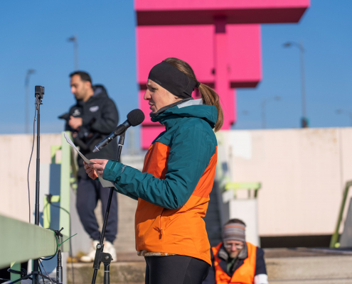 Mirjam Brinkmann, Referentin Mobilität & Verkehr beim ADFC Baden-Württemberg, spricht bei der Gedenkversammlung für Andreas Mandalka alias Natenom am 02.02.2025 in Pforzheim