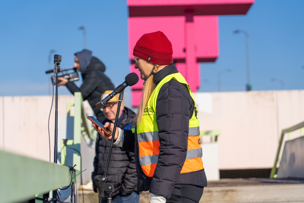 Petra Schulz, Landesvorstand VCD Baden-Württemberg, spricht bei der Gedenkversammlung für Andreas Mandalka alias Natenom am 02.02.2025 in Pforzheim