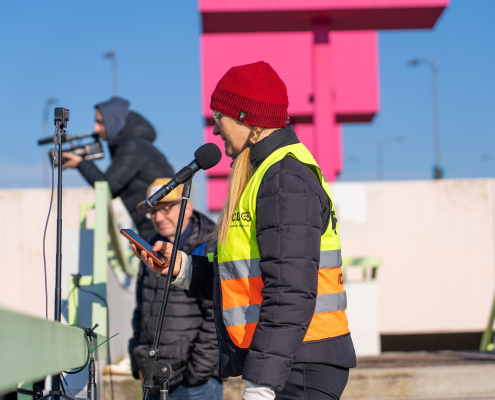 Petra Schulz, Landesvorstand VCD Baden-Württemberg, spricht bei der Gedenkversammlung für Andreas Mandalka alias Natenom am 02.02.2025 in Pforzheim