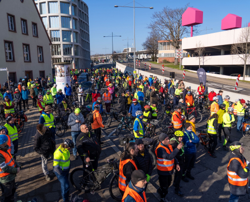Rund 400 Teilnehmende der Gedenkversammlung für Andreas Mandalka alias Natenom am 02.02.2025 in Pforzheim