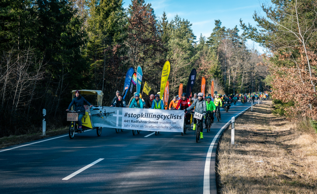 Blick auf die Spitze der Gedenkfahrt mit Banner #stopkillingcyclists auf der L574 zwischen Neuhausen und Schellbronn