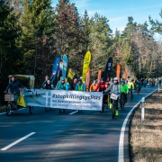 Blick auf die Spitze der Gedenkfahrt mit Banner #stopkillingcyclists auf der L574 zwischen Neuhausen und Schellbronn
