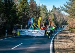 Blick auf die Spitze der Gedenkfahrt mit Banner #stopkillingcyclists auf der L574 zwischen Neuhausen und Schellbronn