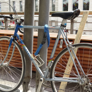 Ein mangels Radbügel an einem Laternenpfahl abgeschlossenes Gazelle-Rennrad.