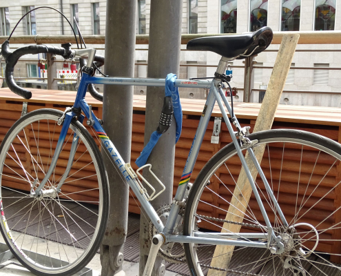 Ein mangels Radbügel an einem Laternenpfahl abgeschlossenes Gazelle-Rennrad.
