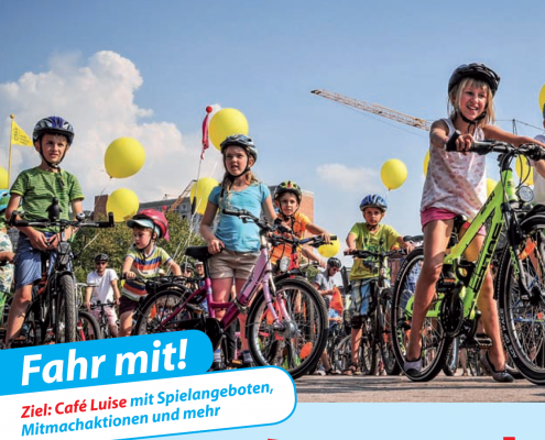 Sharepic für die Kidical Mass Pforzheim am 25.04.2026, ab 11 Uhr auf dem Waisenhausplatz. Das Bild zeigt im Vordergrund sieben Kinder auf und neben ihren mit gelben Luftballons geschmückten Fahrrädern.