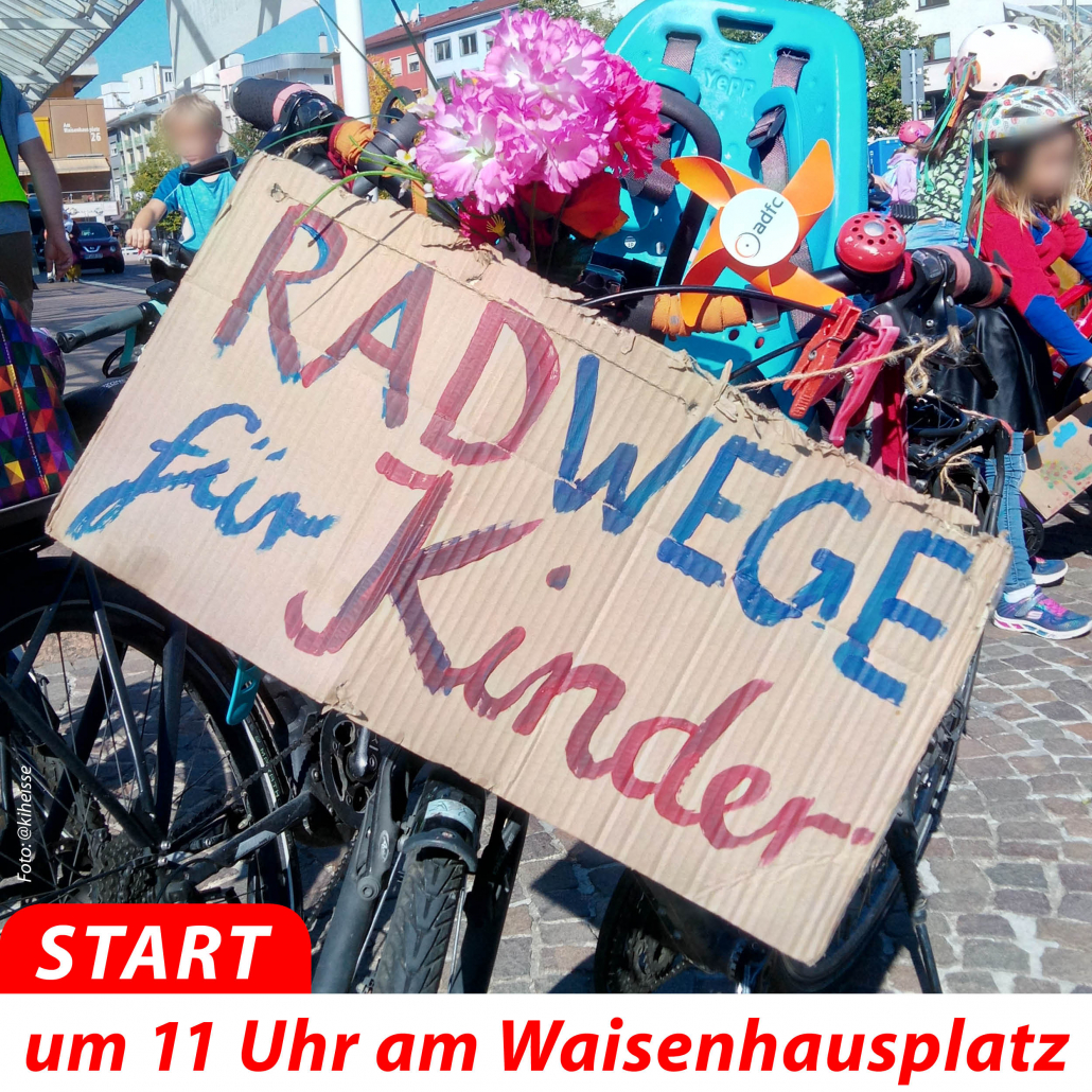 Sharepic für die Kidical Mass Pforzheim am 25.04.2026, ab 11 Uhr auf dem Waisenhausplatz. Das Bild zeigt ein mit Blumen geschmücktes Fahrrad mit der Plakatbotschaft "Radwege für Kinder"