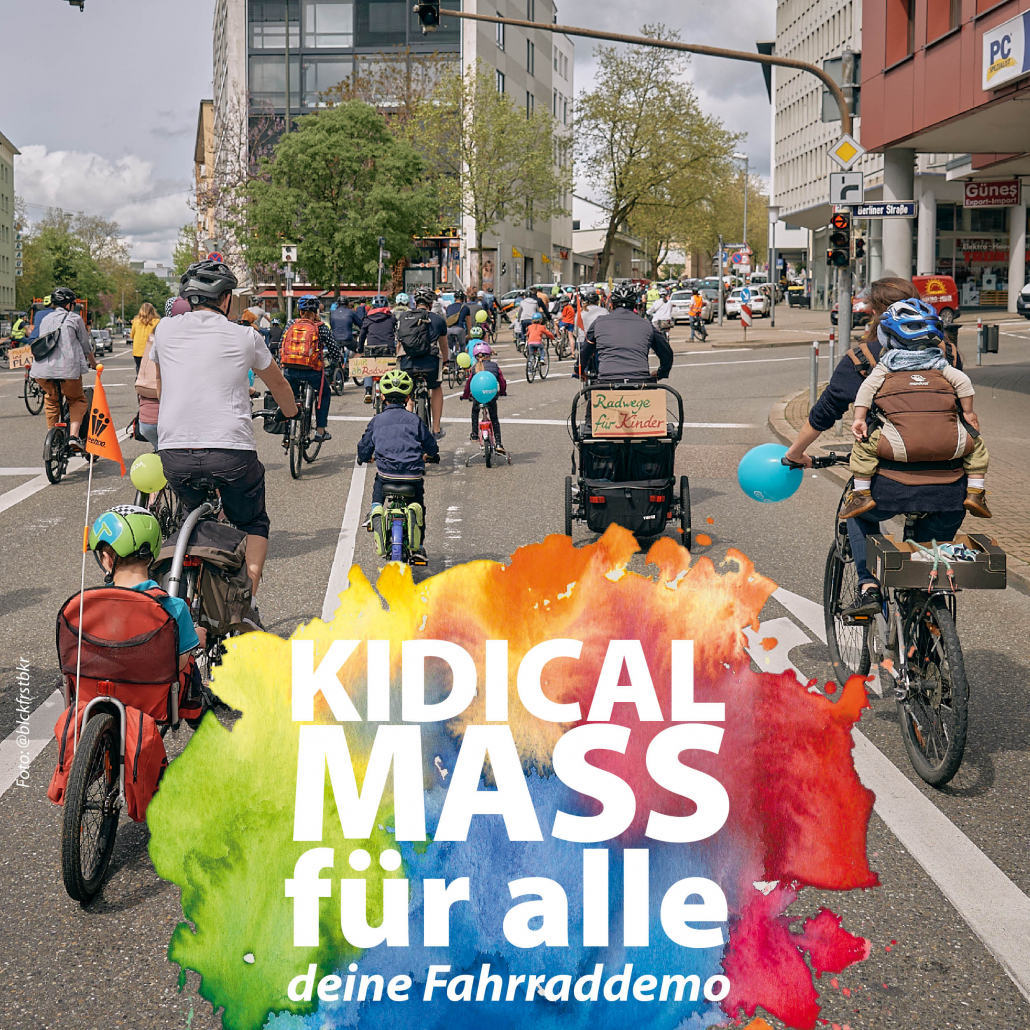 Sharepic für die Kidical Mass Pforzheim. Das Foto zeigt von hinten Mitradelnde der Kidical Mass Pforzheim beim Queren der Berliner Straße.